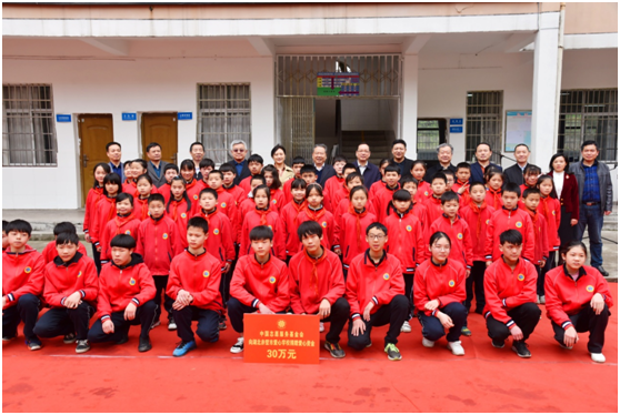 着力捐资助教、关爱“爱心学生” 中国志愿服务基金会资助赤壁市“爱心学校”